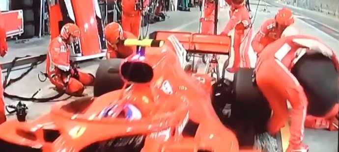 Kimi Räikkönen dostal zelenou k odjezdu z boxů, levé zadní kolo ale ještě nebylo připevněno