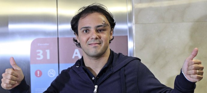 Brazilský pilot Felipe Massa po propuštění z nemocnice