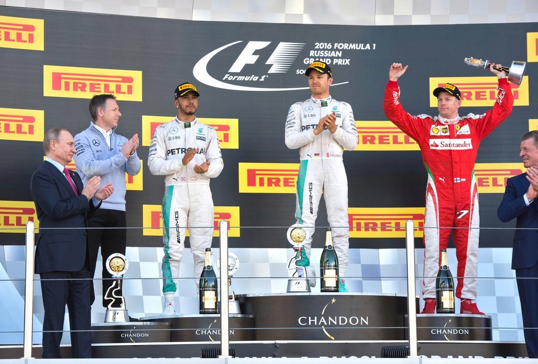 V Rusku dominoval Nico Rosberg, druhý dojel Lewis Hamilton a třetí Kimi Räikkönen