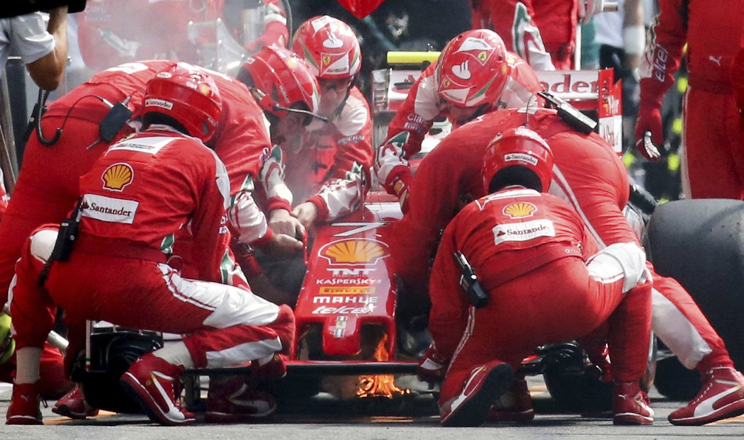Na voze Kimiho Räikkönena se objevily v boxech i plameny