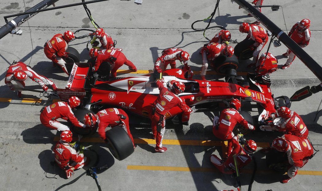 Jako kobylky se slétli mechanici na monopost Kimiho Räikkönena