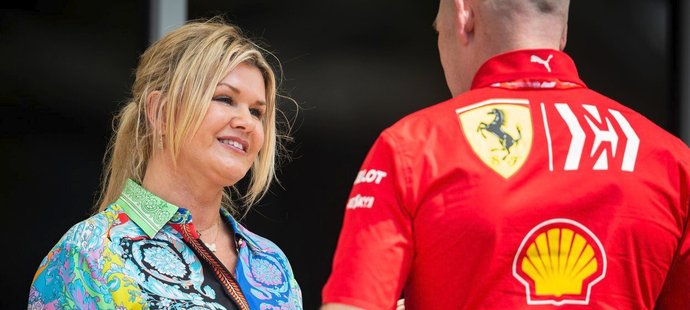 Corinna Schumacherová sledovala syna během testů v Bahrajnu