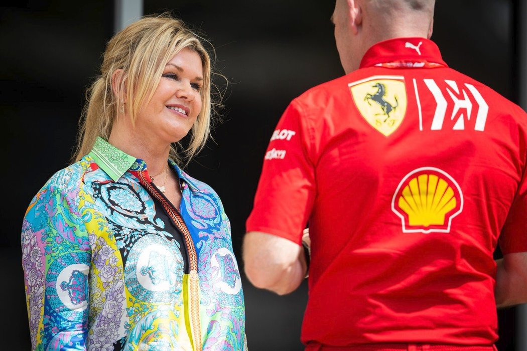 Corinna Schumacherová sledovala syna, který se nyní prohání ve Formuli 1 přesně, jako kdysi jeho táta