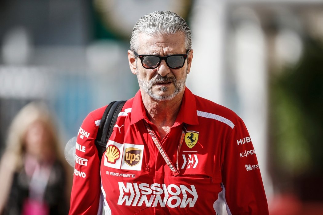 Bývalý šéf Ferrari Maurizio Arrivabene aktuálně pomáhá v boji s koronavirem, v Itálii se stal řidičem sanitky