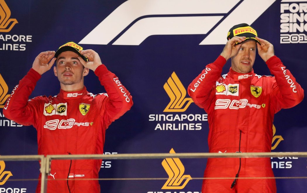 Jezdci Ferrari Charles Leclerc a Sebastian Vettel po GP Singapuru