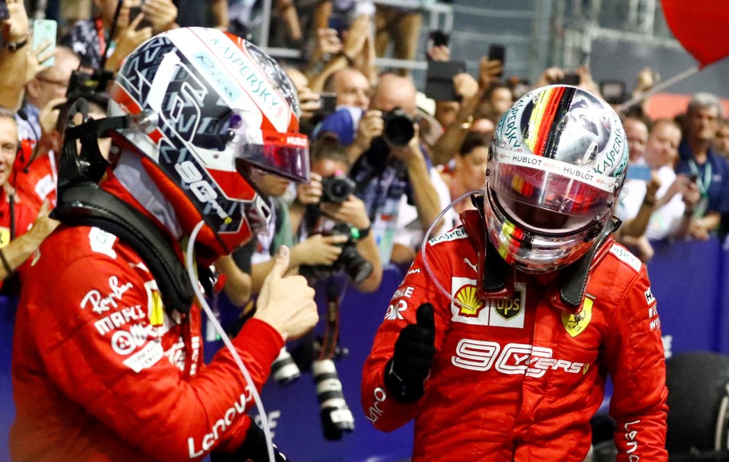 Jezdci Ferrari Charles Leclerc a Sebastian Vettel po GP Singapuru