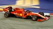 Charles Leclerc si se svým Ferrari dojel v Singapuru pro druhé místo za stájovým kolegou Sebastianem Vettelem
