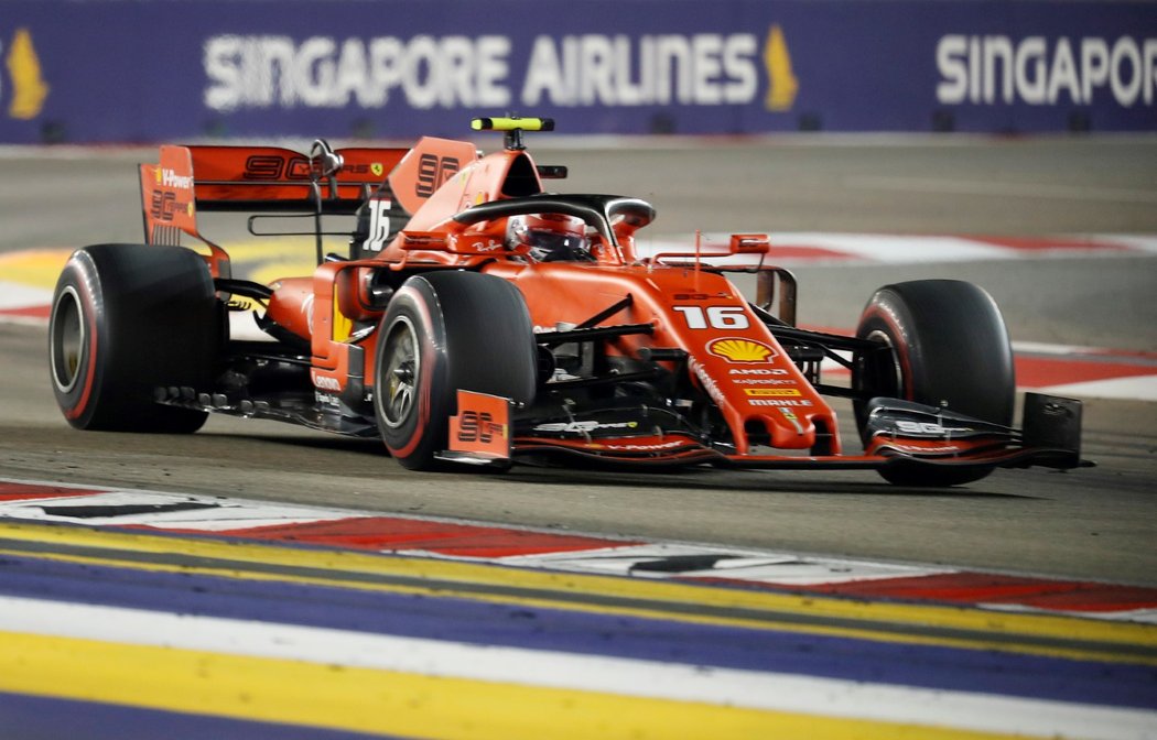 Charles Leclerc si se svým Ferrari dojel v Singapuru pro druhé místo za stájovým kolegou Sebastianem Vettelem