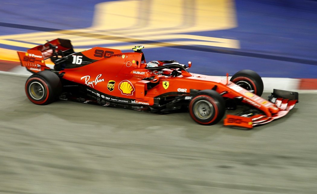 Charles Leclerc si se svým Ferrari dojel v Singapuru pro druhé místo za stájovým kolegou Sebastianem Vettelem