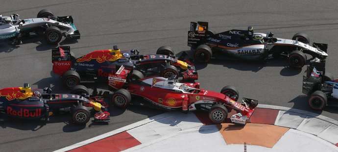 Incident mezi Sebastianem Vettelem a Daniilem Kvyjatem