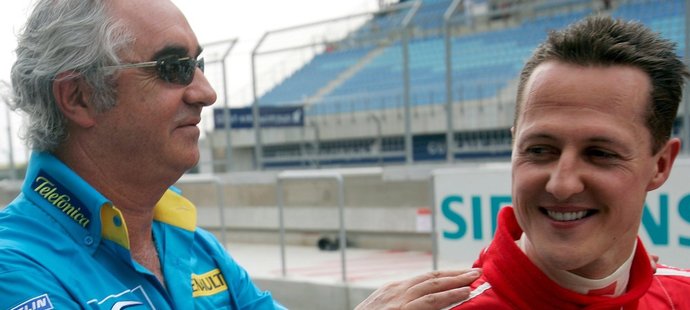 Legenda formule 1 Michael Schumacher už jako jezdec Ferrari a šéf Renaultu Flavio Briatore