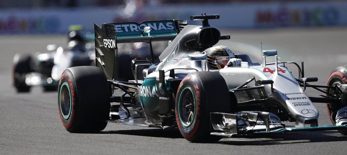 Britský pilot Lewis Hamilton vyhrál kvalifikaci na Velkou cenu Mexika F1 před německým kolegou z Mercedesu a lídrem šampionátu Nicem Rosbergem.