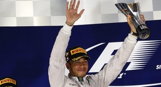 Hamilton ovládl VC Singapuru, Rosberg selhal už na startu