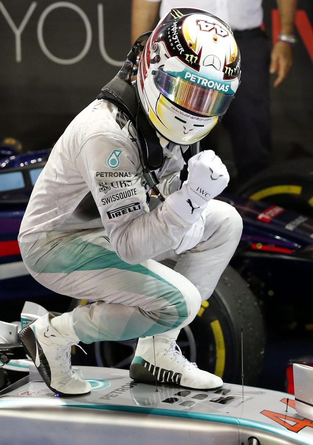 Velkou cenu Singapuru vozů formule 1 vyhrál Brit Lewis Hamilton a o tři body předstihl v čele pořadí mistrovství světa týmového kolegu ze stáje Mercedes Nica Rosberga.