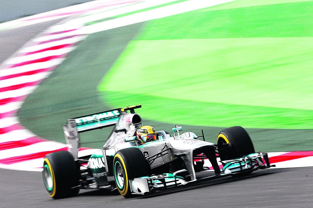 Lewis Hamilton, pilot mercedesu, se v letošním roce umístil na celkové čtvrté příčce.
