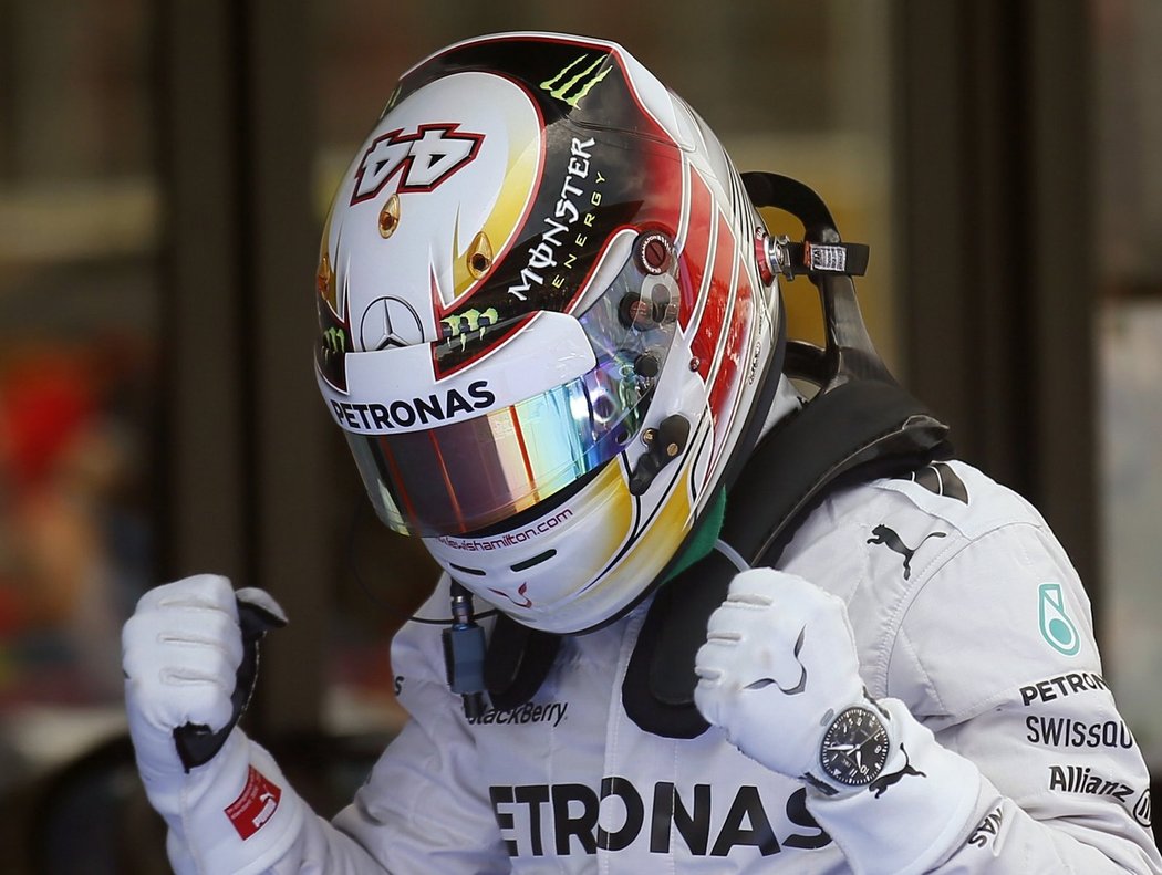 Lewis Hamilton z týmu Mercedes vyhrál sobotní kvalifikaci na Velkou cenu Španělska F1. Gesto ukazuje, že byl spokojený s tím, jak to konkiurentům natřel