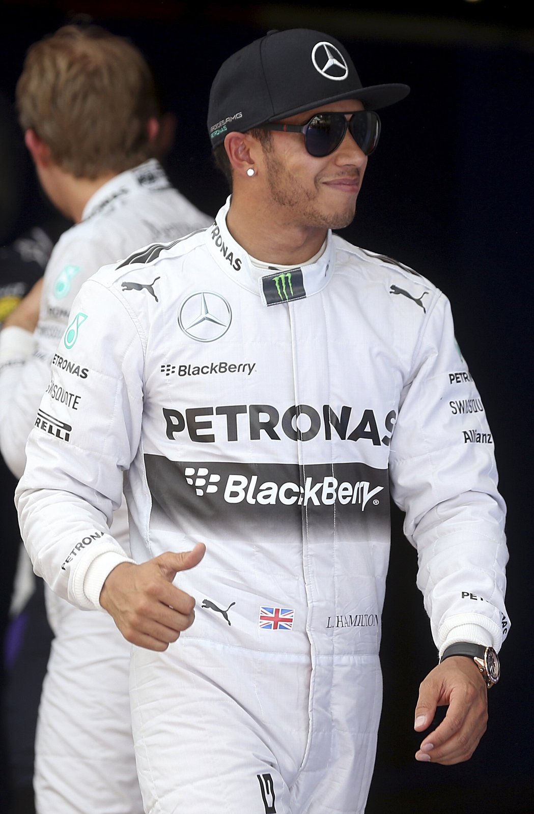 Lewis Hamilton z týmu Mercedes vyhrál sobotní kvalifikaci na Velkou cenu Španělska F1, gesto s palcem nahoru ukazuje, že byl se svým výkonem spokojený