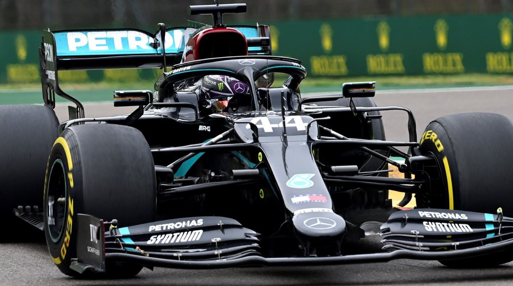 Lewis Hamilton si v Imole v závodě F1 dojel pro 93. vítězství v kariéře