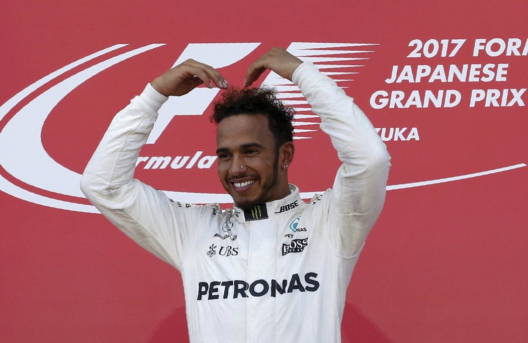 Spokojený Lewis Hamilton na stupních vítězů