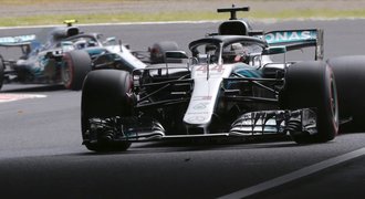 Hamilton vyhrál kvalifikaci F1 v Japonsku, Ferrari vyhořelo
