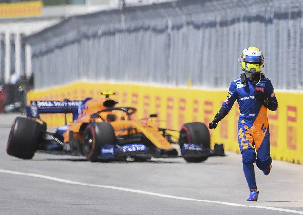 Lando Norris utíká od svého nepojízdného monopostu