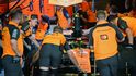 Stáj McLarenu připravuje vůz během kvalifikace na Velkou cenu Abú Zabí