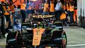 Pilot McLarenu Lando Norris ve svém voze během kvalifikace na Velkou cenu Abú Zabí