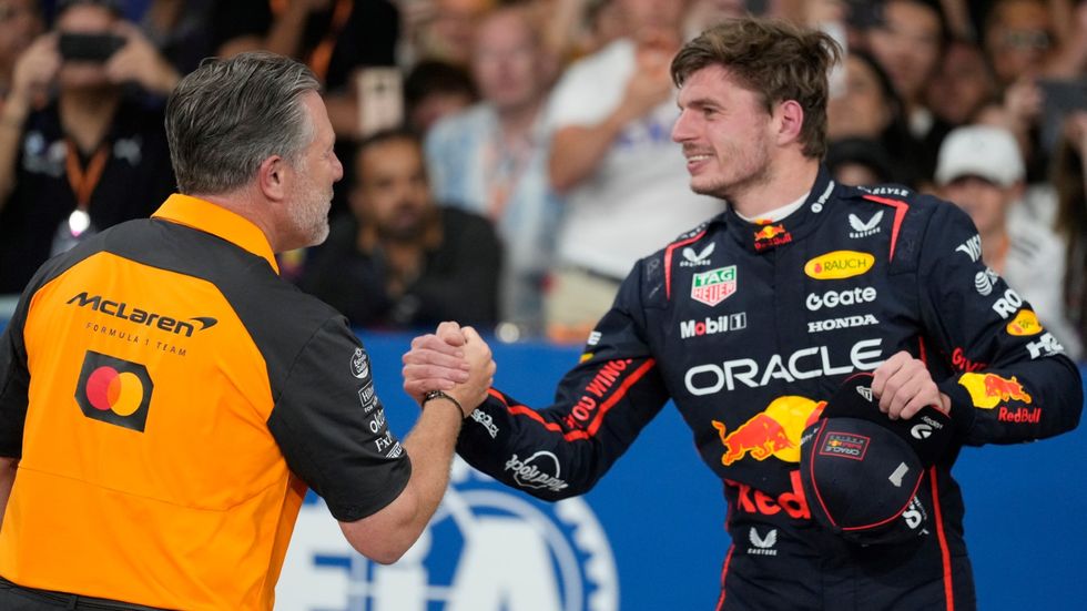 Maxu Verstappenovi gratuluje šéf McLarenu Zak Brown k výhře v kvalifikaci na Velkou cenu Abú Zabí