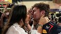 Max Verstappen po vítězné kvalifikaci dostává polibek od přítelkyně