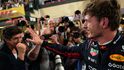 Pilot Red Bullu Max Verstappen slaví výhru v kvalifikaci na Velkou cenu Abú Zabí