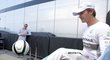 Němec Nico Rosberg je ve velké pohodě. Před kvalifikaci na GP Maďarska F1 si zakopal do míče, pak kvalifikaci vyhrál