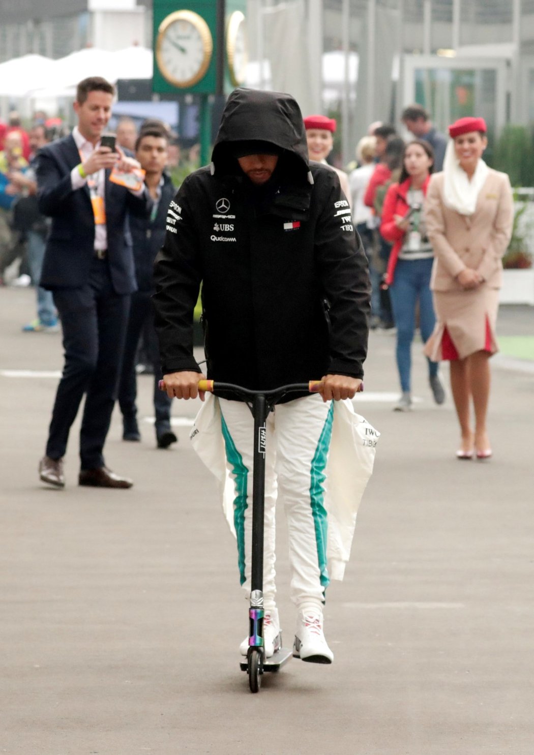 Lewis Hamilton se před kvalifikací svezl na koloběžce