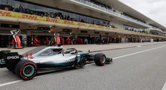 Hamilton bude útočit na pátý titul z pole position, Vettel přijde o tři místa