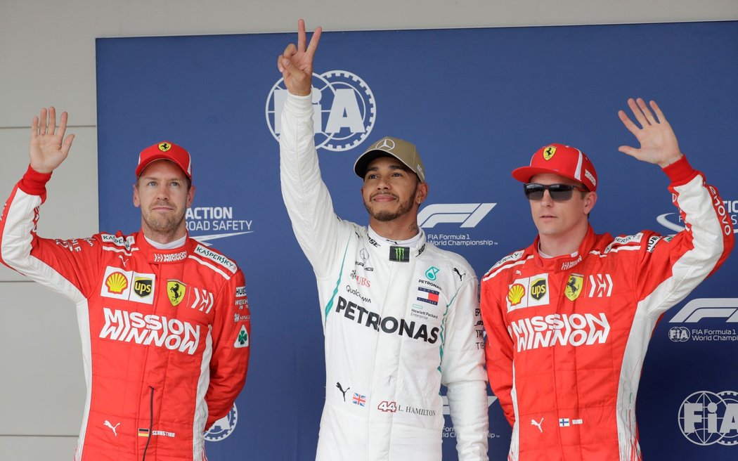 Sebastian Vettel sice dojel v kvalifikaci druhý za Lewisem Hamiltonem, kvůli trestu z pátečního tréninku však odstartuje až z 5. místa