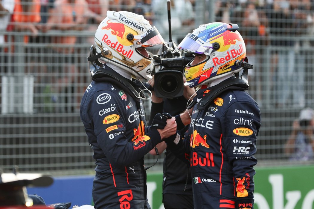 Oba jezdci Red Bullu Sergio Pérez a Max Verstappen