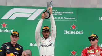 Hamilton vyhrál i v Brazílii, stáj Mercedes slaví v Poháru konstruktérů