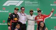 Stupně vítězů při Velké ceně Brazílie: zleva druhý Max Verstappen, traťový ředitel Mercedesu Andrew Showlin, vítězný Lewis Hamilton a třetí Kimi Räikkönen
