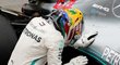 Vítězstvím v Brazílii pomohl Lewis Hamilton stáji Mercedes k zisku titulu v Poháru konstruktérů