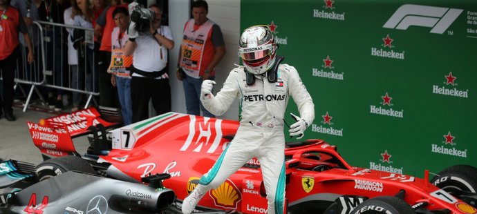 Lewis Hamilton měl po vítězství v Brazílii velkou radost, pomohl tak zajistit Mercedesu titul v Poháru konstruktérů