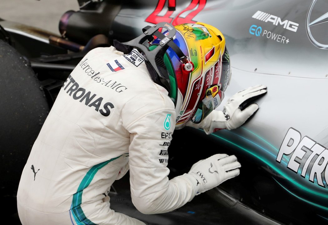 Vítězstvím v Brazílii pomohl Lewis Hamilton stáji Mercedes k zisku titulu v Poháru konstruktérů