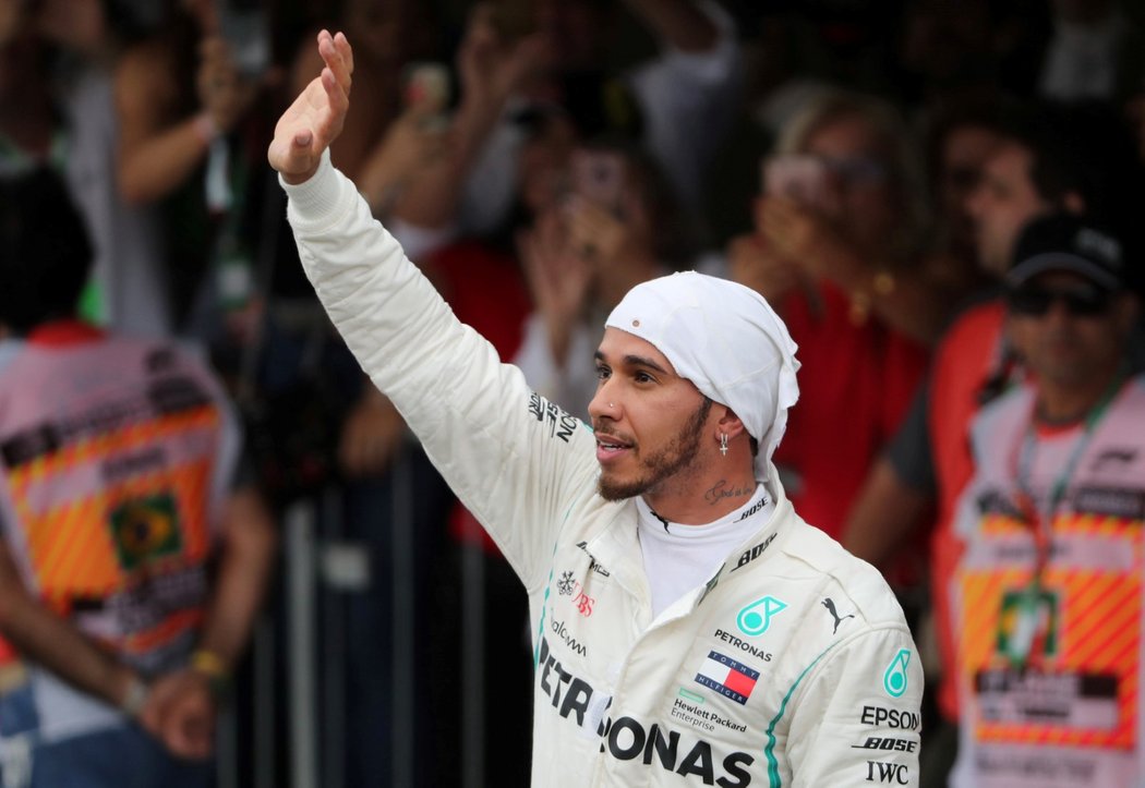 Lewis Hamilton už s jistotou titulu mistra světa triumfoval i ve Velké ceně Brazílie