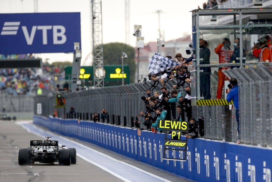 Stý průjezd cílem Lewise Hamiltona ve Formuli 1