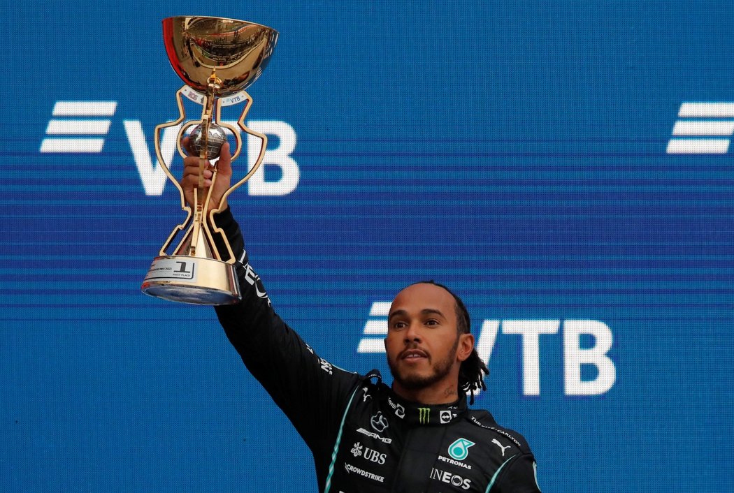Lewis Hamilton s trofejí z dráhy v Soči, kde vybojoval sté vítězství