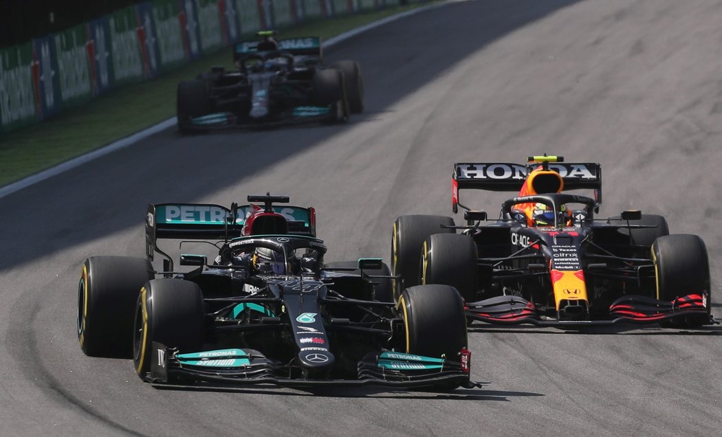 Obhájce titulu Lewis Hamilton po startu z 10. místa vyhrál Velkou cenu Brazílie F1 a snížil ztrátu na lídra šampionátu Maxe Verstappena na 14 bodů.