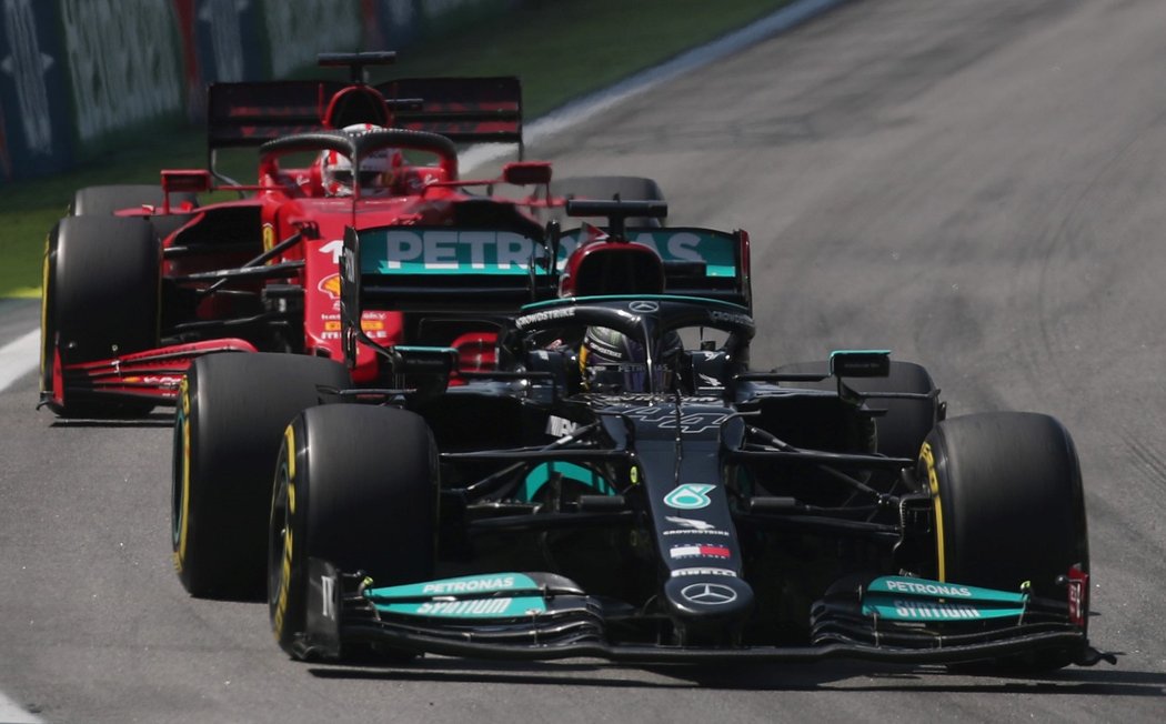 Obhájce titulu Lewis Hamilton po startu z 10. místa vyhrál Velkou cenu Brazílie F1 a snížil ztrátu na lídra šampionátu Maxe Verstappena na 14 bodů.