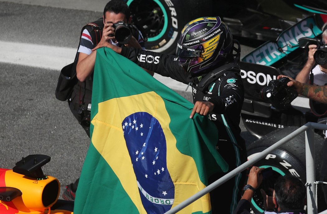 Obhájce titulu Lewis Hamilton po startu z 10. místa vyhrál Velkou cenu Brazílie F1 a snížil ztrátu na lídra šampionátu Maxe Verstappena na 14 bodů.