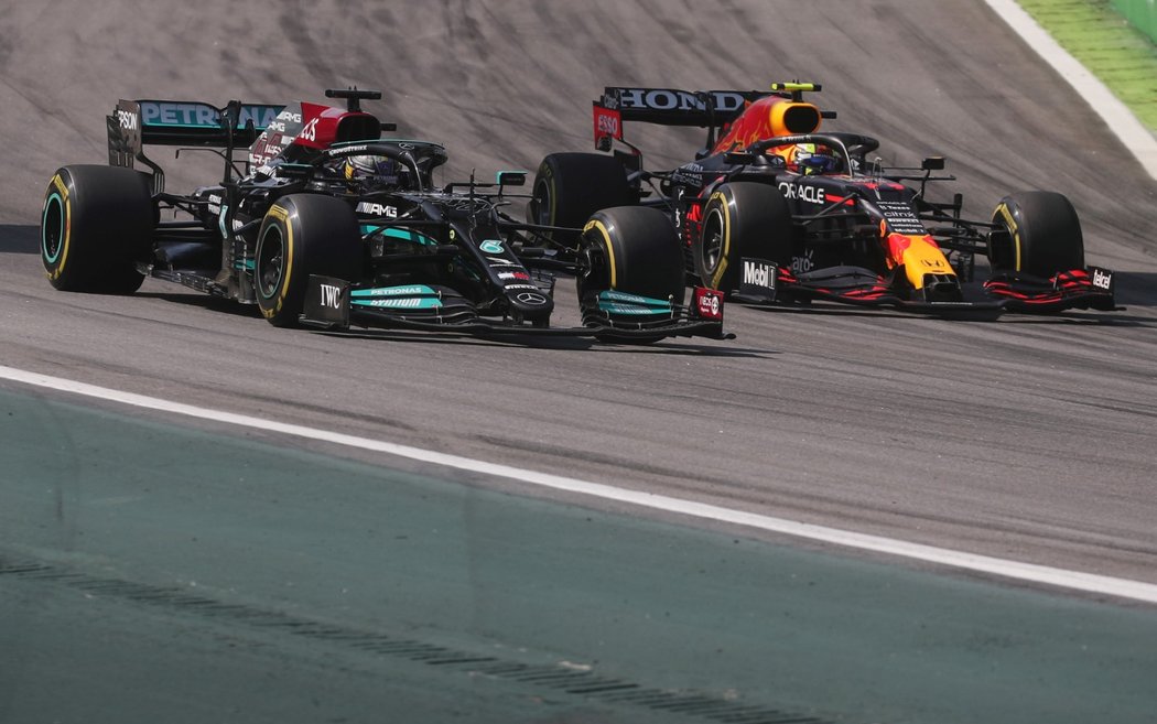 Obhájce titulu Lewis Hamilton po startu z 10. místa vyhrál Velkou cenu Brazílie F1 a snížil ztrátu na lídra šampionátu Maxe Verstappena na 14 bodů.