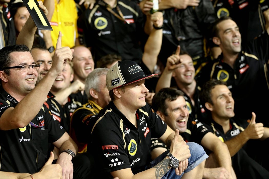 Kimi Räikkönen slaví s členy svého týmu vítězství v Abú Zábí, během závodu se na ně ale několikrát obořil přes vysílačku