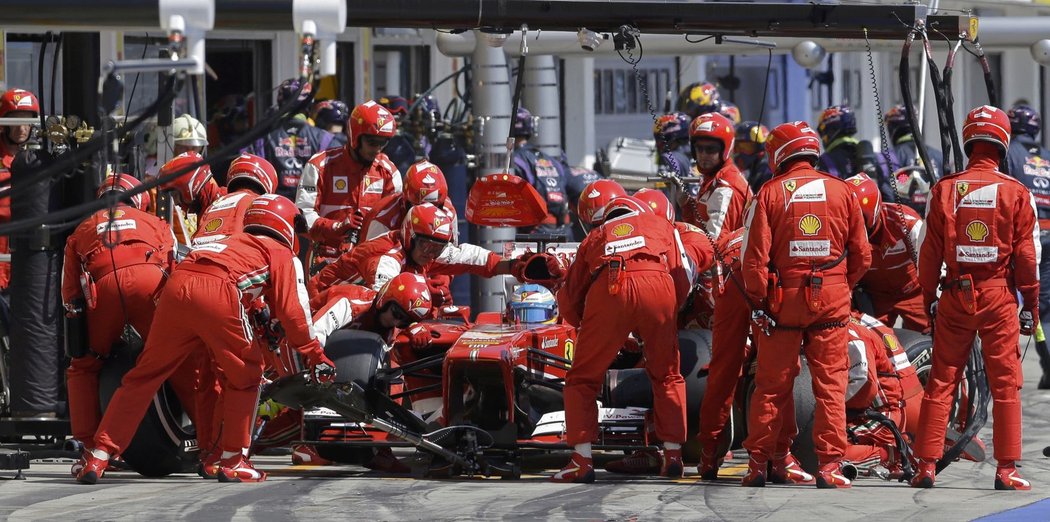 Pilot Ferrari Fernando Alonso unikl vážnějšímu trestu za porušení pravidel při Velké ceně Maďarska formule 1. Španělský exmistr světa v dnešním závodě opakovaně použil předčasně systém DRS, sportovní komisaři ale po delším jednání nezměnili nic na jeho pátém místě, stáji Ferrari pouze uložili pokutu 15.000 eur (389.000 korun). Komisaři usoudili, že chyba byla na straně týmu a ne jezdce
