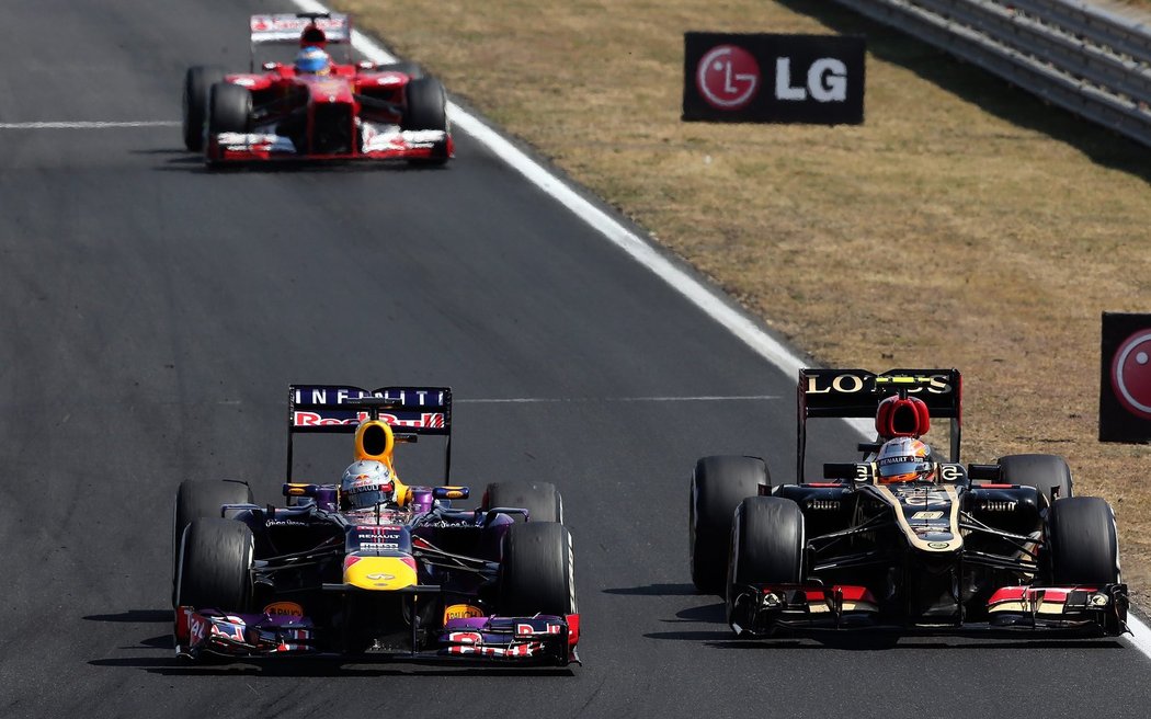 Německý pilot Sebastian Vettel z týmu Red Bull Racing se při Velké ceně Maďarska F1 dostává před Romaina Grosjeana s Lotusem